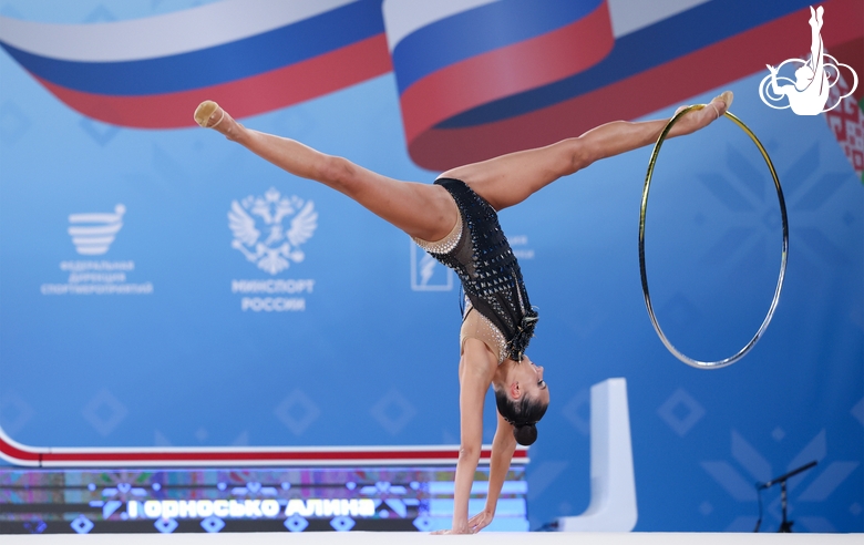 Алина Горносько во время упражнения с обручем