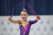 Гимнастка во время упражнения со скакалкой в Академии единоборств