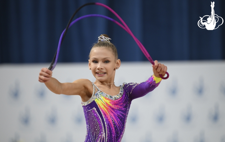 Гимнастка во время упражнения со скакалкой в Академии единоборств