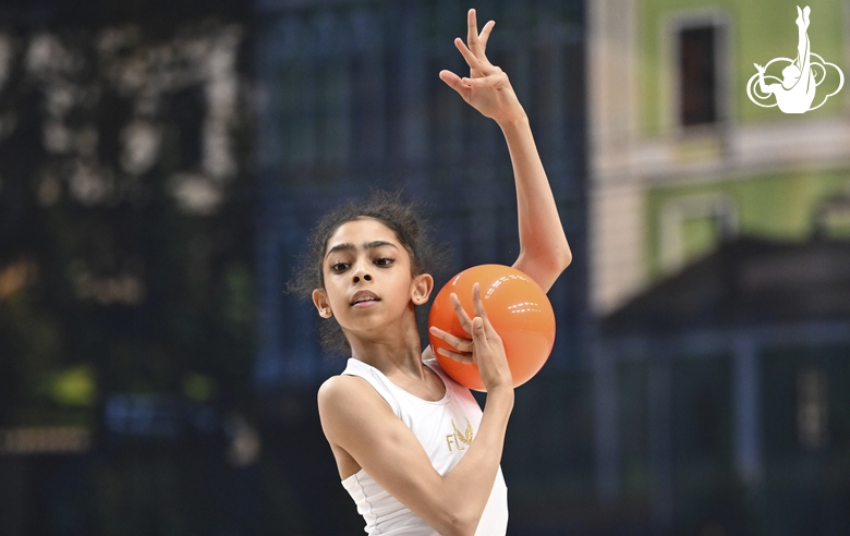 Гимнастка во время упражнения с мячом на опробовании ковра перед Играми стран БРИКС