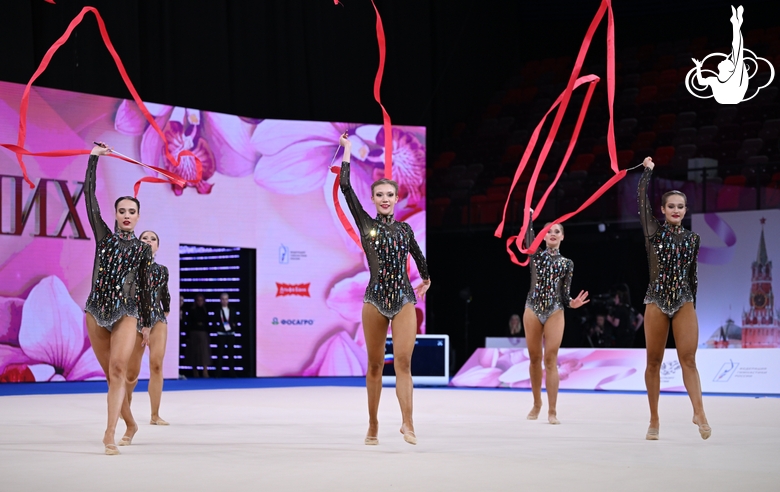 Групповички из Санкт-Петербурга во время упражнения с лентами