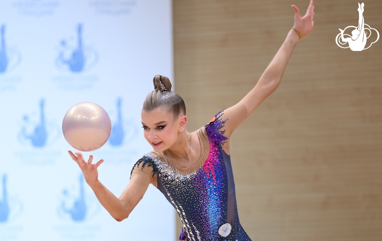 Александра Борисова во время упражнения с мячом