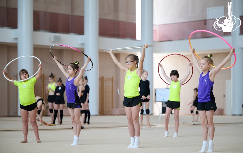 Участницы сборов во время тренировки