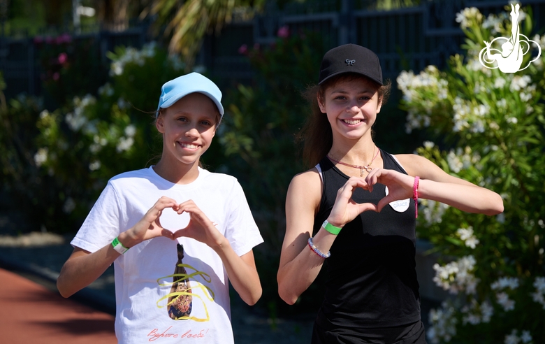 Елена Стюшина и Каролина Тарасова на пробежке во время восстановительных сборов в Академии