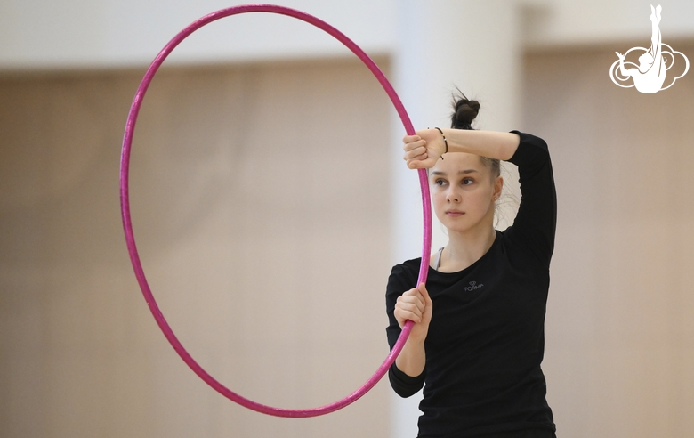 Мария Борисова во время упражнения с обручем