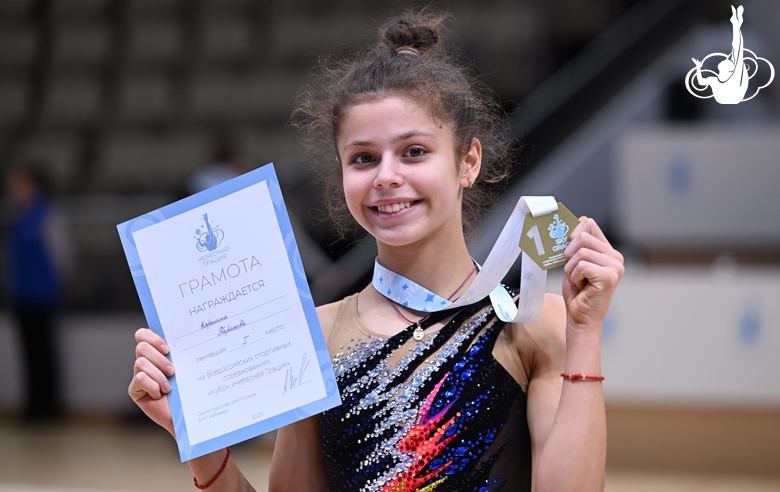 Каролина Тарасова после церемонии награждения на всероссийском турнире «Кубок "Небесная грация"»