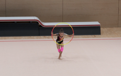 Алина Кабаева отмечает сложность вертушки в упражнении Ксении Савиновой с обручем