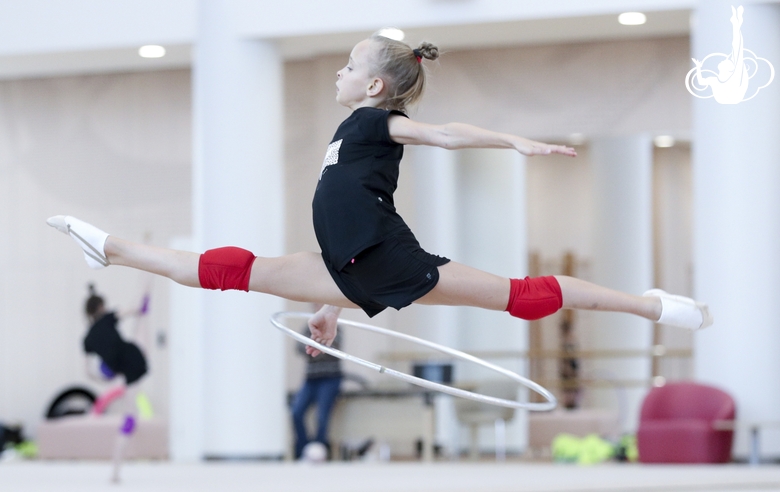 Прыжок в шпагат с обручем от юной «художницы»