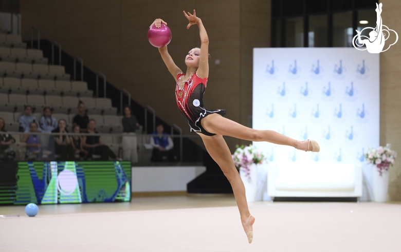 Софья Смирнова во время упражнения с мячом