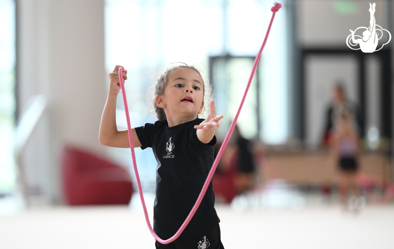 Юная гимнастка во время тренировки