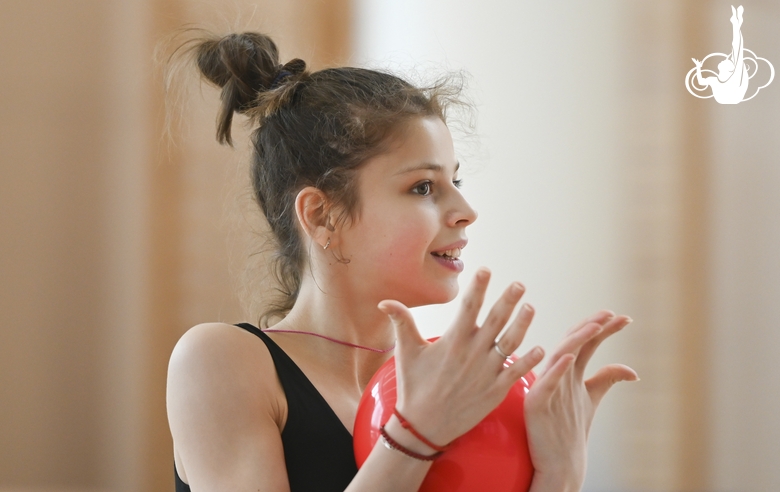 Каролина Тарасова во время упражнения с мячом