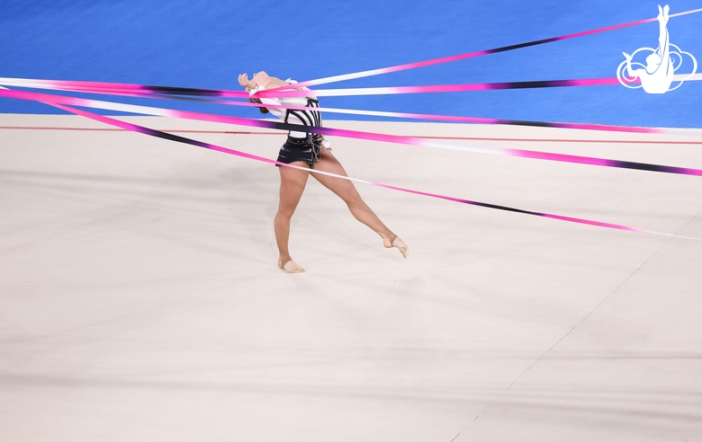 Команда сборной РФ — Нижегородской области во время упражнения с лентами