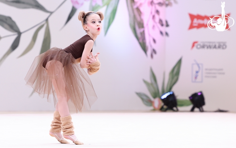 Юная гимнастка во время выступления