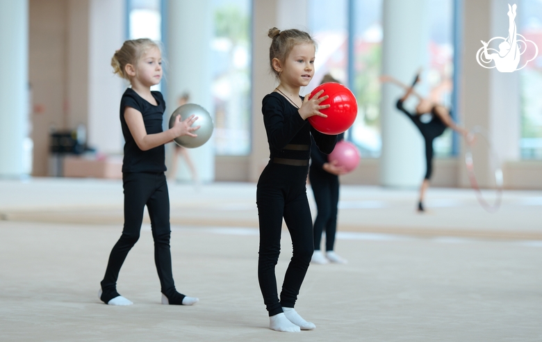 Юные гимнастки во время тренировки