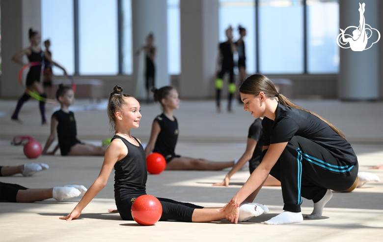 Тренер Екатерина Лоц с гимнастками во время занятия на учебно-тренировочных сборах в Академии