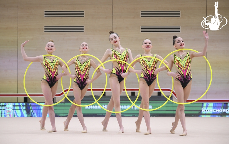 Групповички Красноярского края во время упражнения с обручами