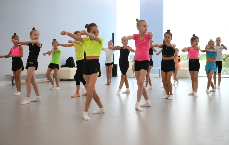 Гимнастки во время занятия танцами на учебно-тренировочных сборах в Академии