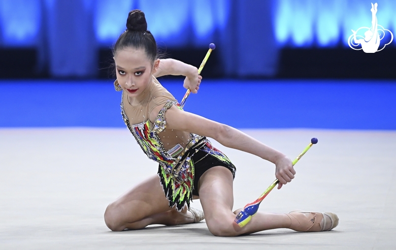 Виктория Никифорова во время упражнения с булавами