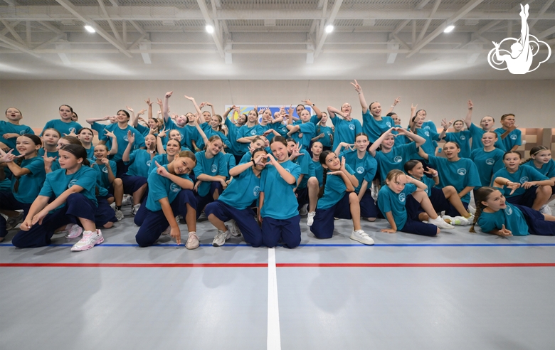 Участники интенсива студии танца Аллы Духовой TODES во время флешмоба