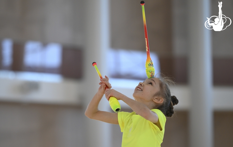 Вероника Малинина во время упражнения с булавами