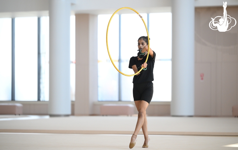 Гимнастка Авани Нитеш Кадам во время тренировки в Академии