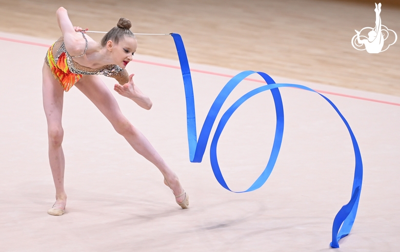 Лада Яковлева во время упражнения с лентой на контрольной тренировке