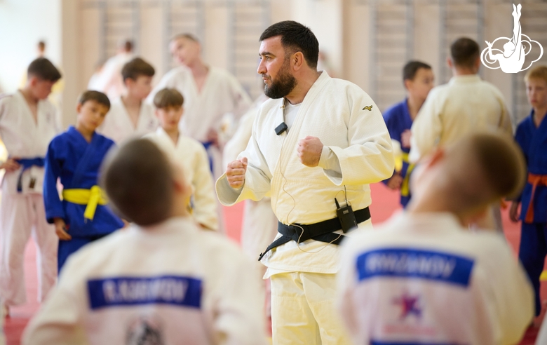 Олимпийский чемпион 2012 года Мансур Исаев с участниками фестиваля дзюдо