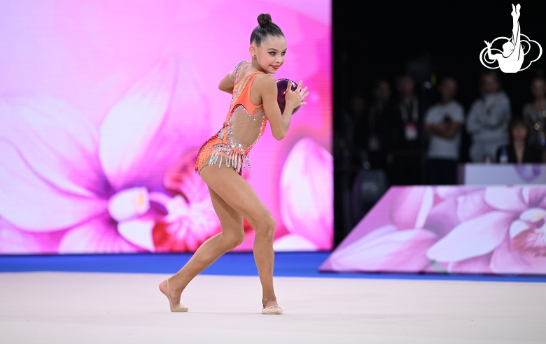 София Ильтерякова во время упражнения с мячом