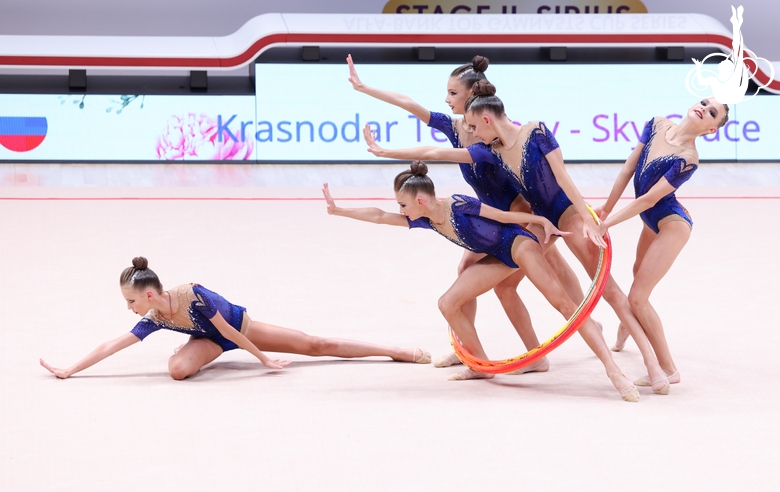 Групповички Краснодарского края во время упражнения с обручами