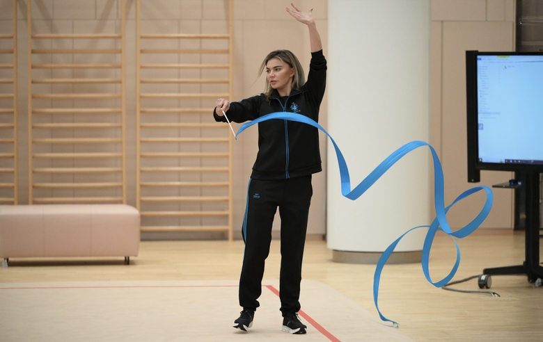 5 февраля 2025 года. Сириус. Олимпийская чемпионка Алина Кабаева оценивает работу гимнасток и делится с ними бесценным опытом.