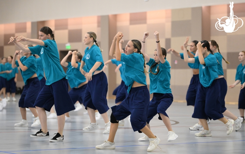 Участники интенсива студии танца Аллы Духовой TODES во время флешмоба