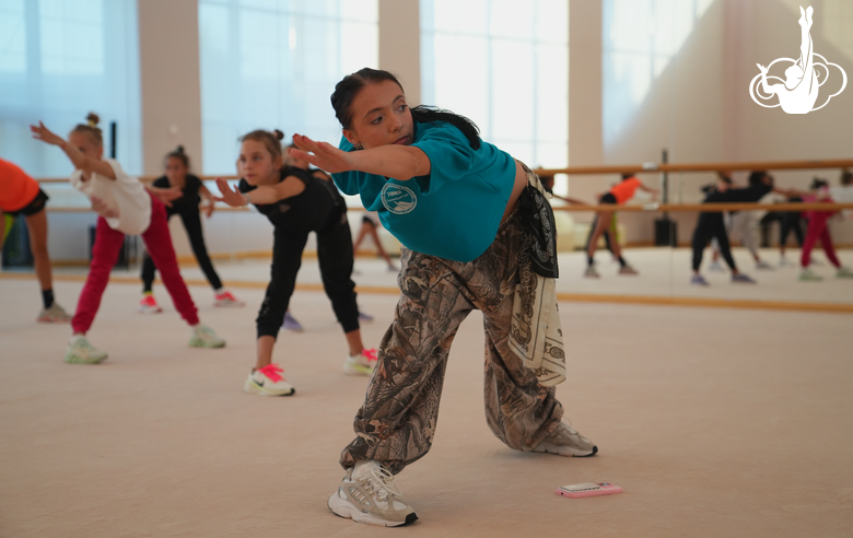 Ведущий педагог студии танца Аллы Духовой TODES Ольга Пронина во время мастер-класса