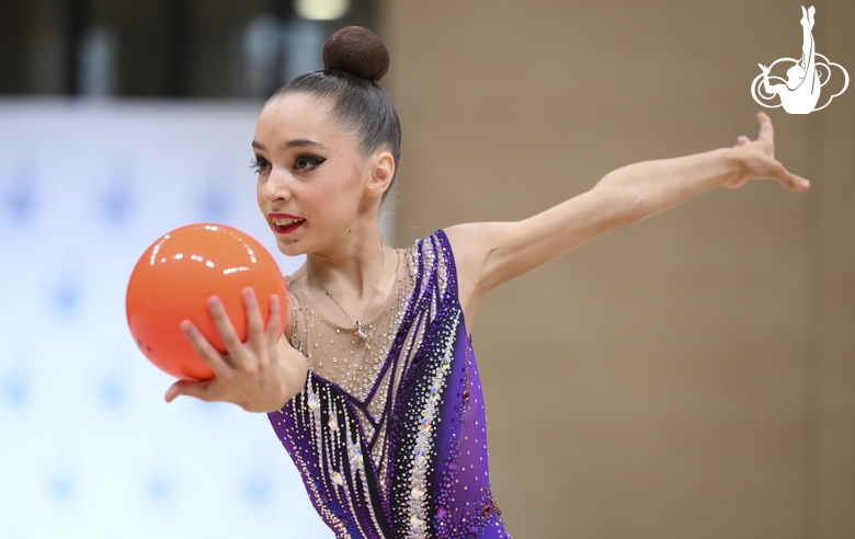 Полина Калужских во время упражнения с мячом