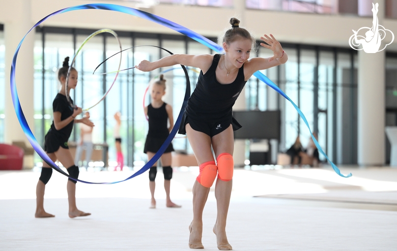 Алиса Медведева во время упражнения с лентами