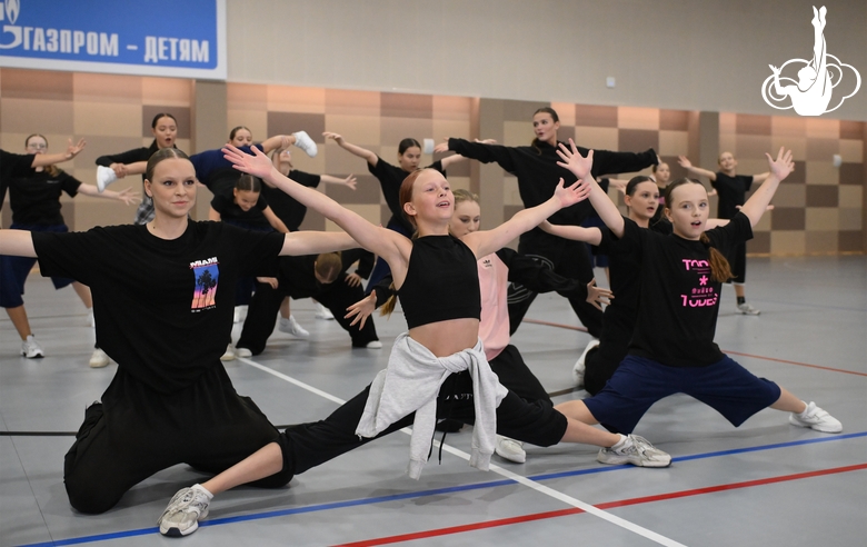 Участницы интенсива студии танца Аллы Духовой TODES во время флешмоба