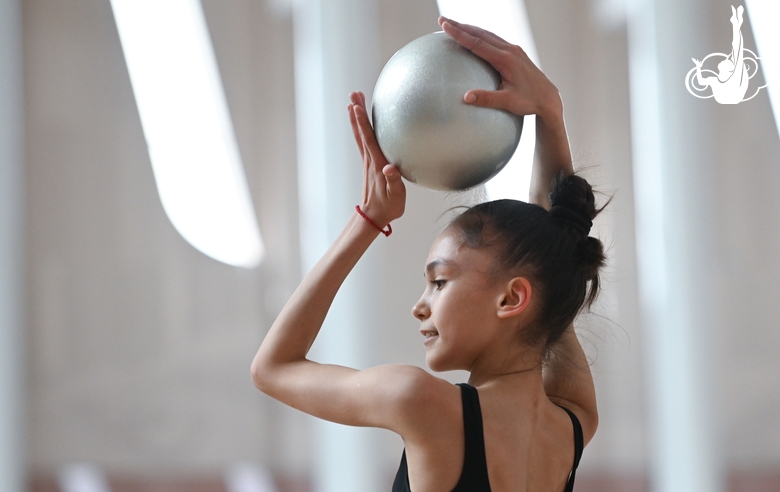 Валерия Медведева во время упражнения с мячом