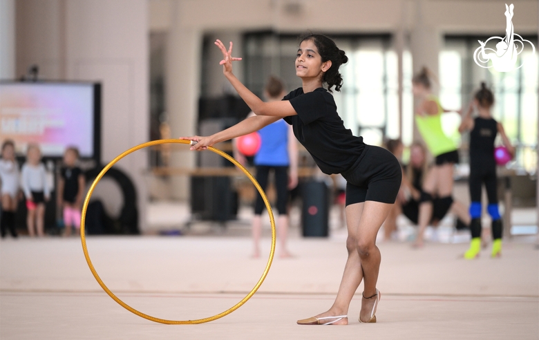 Гимнастка Авани Нитеш Кадам во время тренировки в Академии