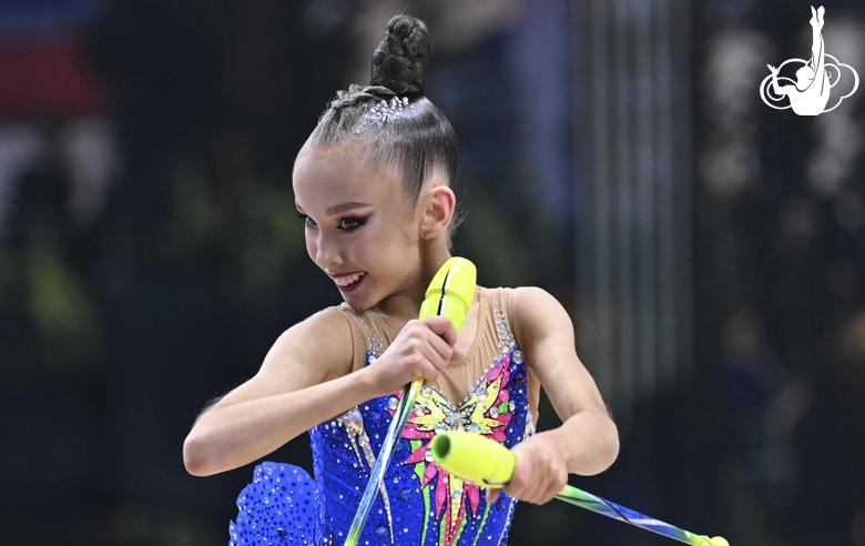 Вероника Малинина во время упражнения с булавами