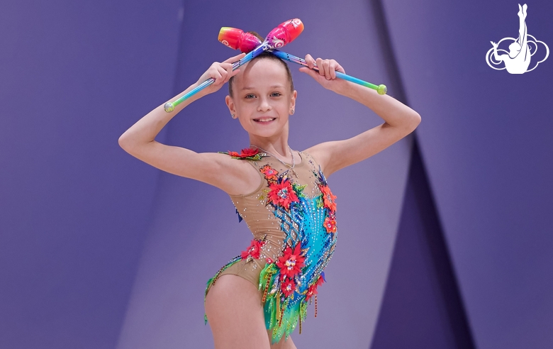 Диана Солосина во время упражнения с булавами на контрольной тренировке