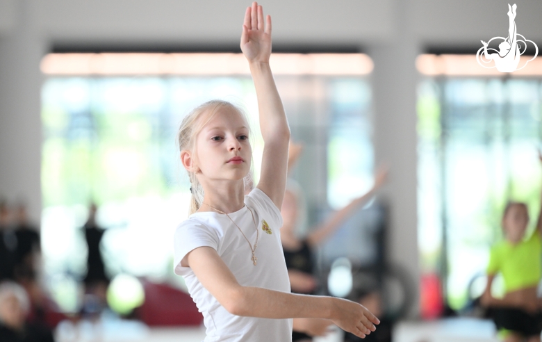 Гимнастка во время занятия на учебно-тренировочных сборах в Академии