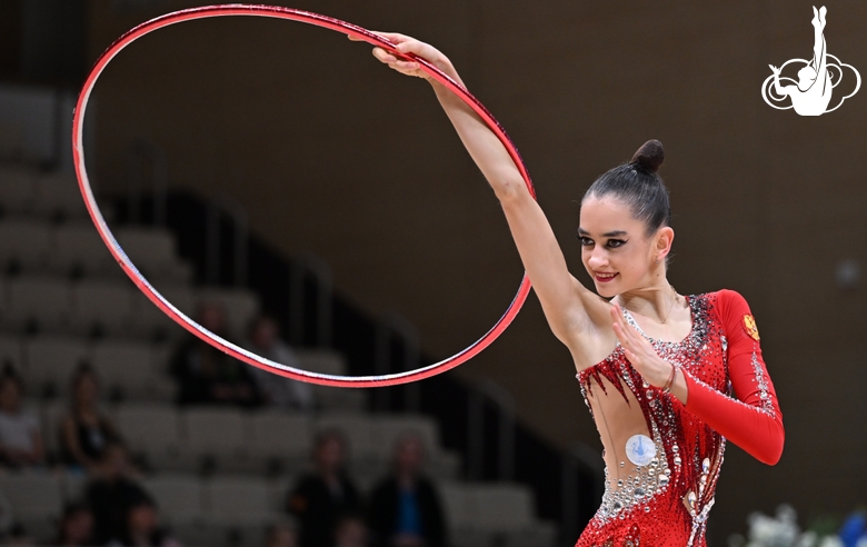 Анна Вакуленко во время выполнения упражнения с обручем на всероссийском турнире «Кубок "Небесная грация"»