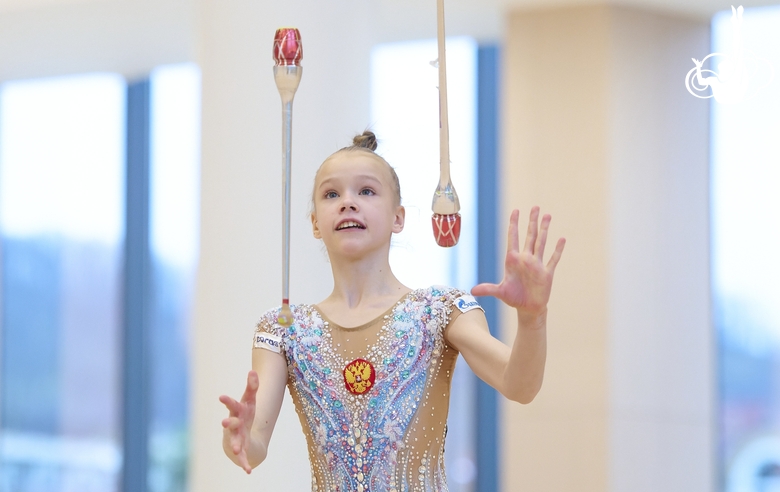 Кристина Войтенко во время упражнения с булавами на контрольной тренировке