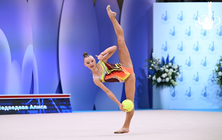 Алиса Медведева во время выполнения упражнения с мячом на всероссийском турнире «Кубок "Небесная грация"»