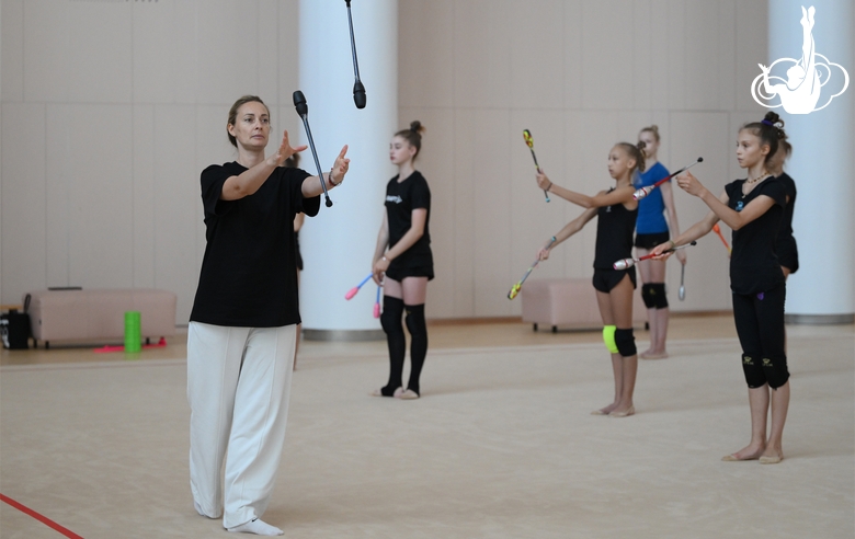 Тренер Анна Усцова с гимнастками во время занятия на учебно-тренировочных сборах в Академии