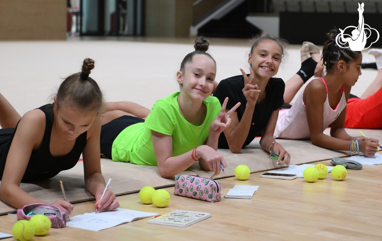 Гимнастки во время занятия с психологом на учебно-тренировочных сборах в Академии