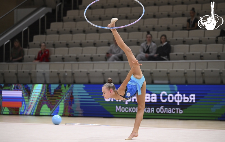 Софья Смирнова во время упражнения с мячом