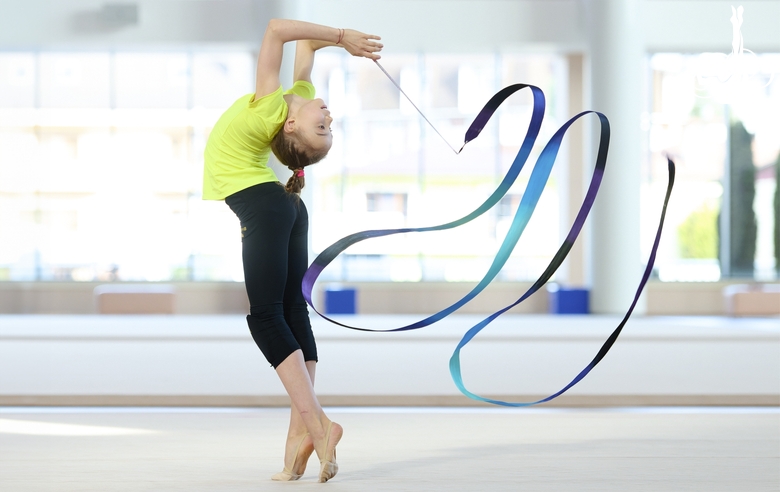 Эльвира Беляева во время упражнения с лентой