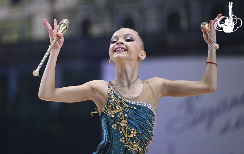 Карина Богданова во время упражнения с булавами