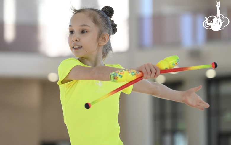 Вероника Малинина во время упражнения с булавами