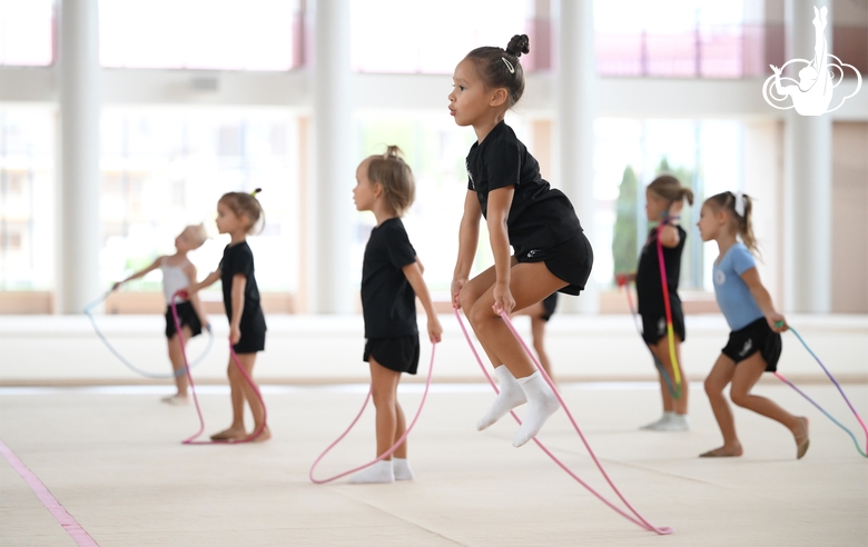 Юные гимнастки во время тренировки